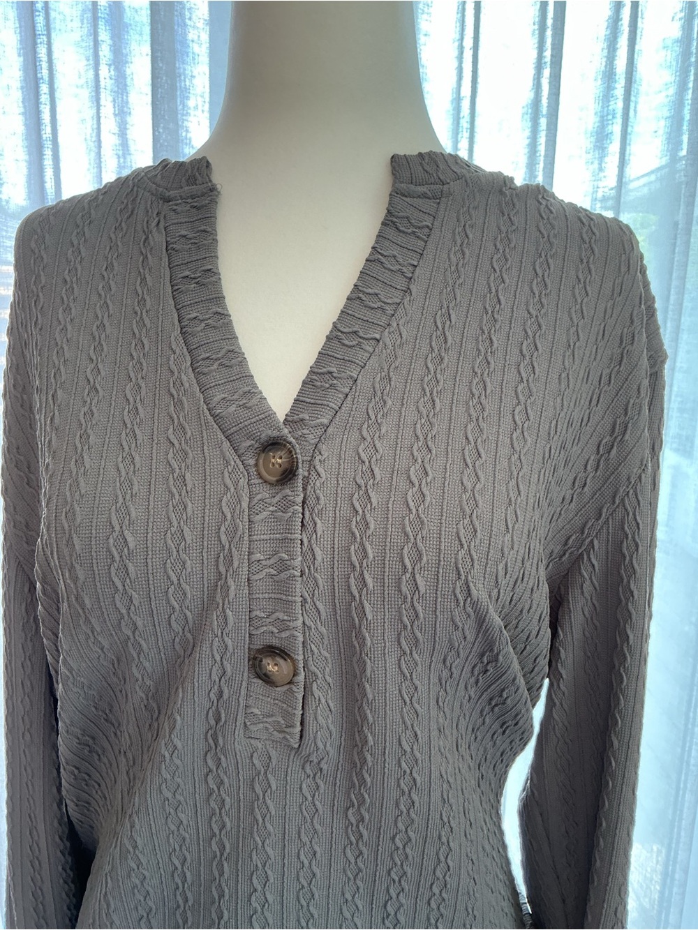 Women's Cable-Knit V-Neck Pullover Sweater in Light Gray